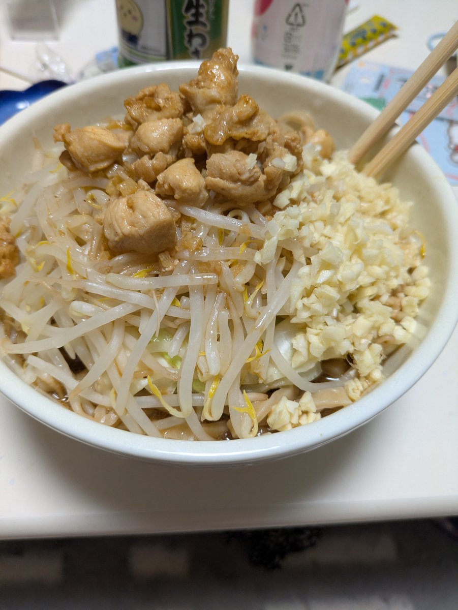 renorenoonde's tweet photo. 家二郎を作成🍜
スープは出来合いの物を使用しまして、肉は鶏ひき肉を使用！
麺は300g全粒粉入り極太麺👍️
めっちゃうまーい！
ただ、けっこう材料費がかかったので、ラーメン屋さんの企業努力を感じました。店で食べたほうが安いので、気が向いた時しか作りません https://t.co/mgt4gz1KtA