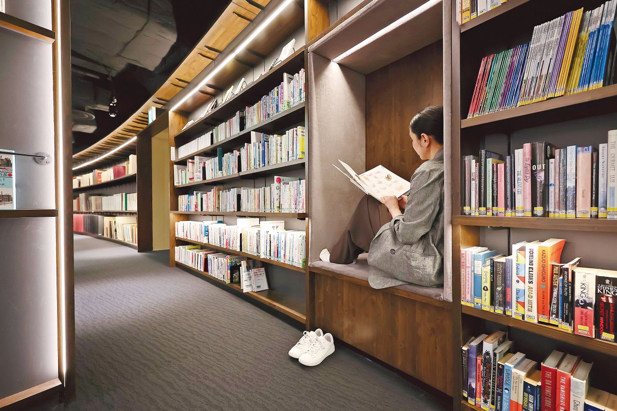okeihan_net's tweet photo. K PRESS 9月号の特集は「いま訪れたい 沿線の図書空間」📚️

建築や空間デザインも素敵な、京阪沿線の図書空間を多数紹介しています✨

▼詳しくはこちら
https://t.co/ijcX2LpVjV

#京阪 #京阪電車 #Keihan #KPRESS https://t.co/G6r587W8xM