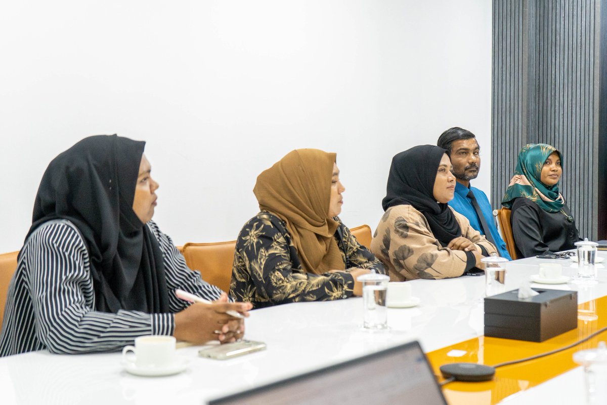 lgaMaldives's tweet photo. ދ. މާއެނބޫދޫ ކައުންސިލަށް ދިމާވާ ދަތިތަކާއި އަދި އެހީތެރިކަން ބޭނުންވާ ކަންކަމާއި ގުޅޭގޮތުން ކައުންސިލްގެ އެދިލެއްވުމަށް ބޭއްވުނު ބައްދަލުވުން.

#LaamarukazeeRaajje
#laamarukazukurun
#baaruverirayyitheh https://t.co/XpulZvIvta