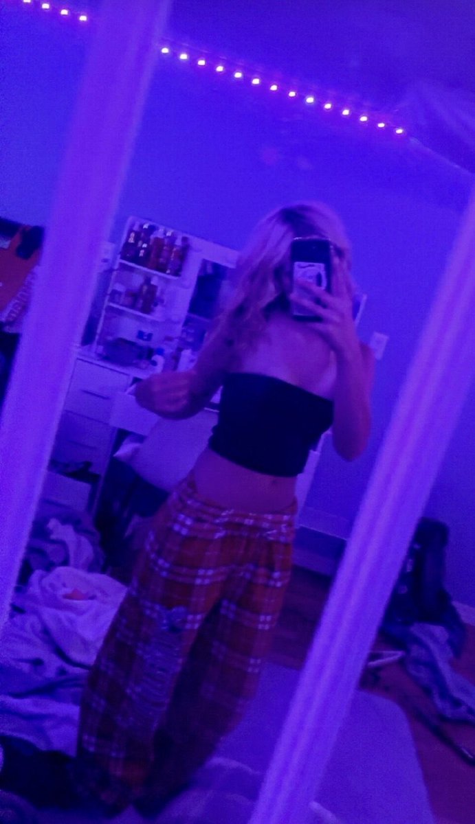 hannahuncut's tweet photo. booored who wants to dm:3 https://t.co/B4prFwbVDD