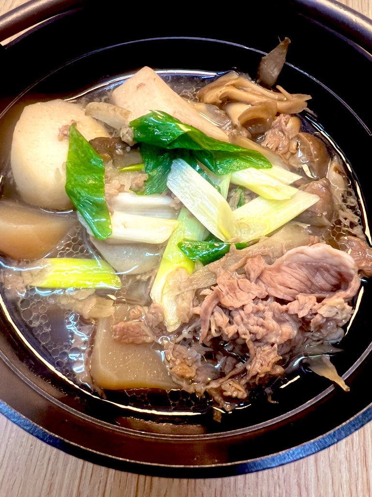 fuku_mori's tweet photo. 山形の九月は、芋煮の月です。
内陸は牛肉と醤油、庄内は豚肉と味噌。同じ県で真っ二つに割れていて、どちらも「うちが本場」と譲りません。
フクモリは庄内にお世話になっている店ですが、芋煮だけは内陸風。里芋、こんにゃく、ねぎ、牛肉を、醤油で。
#フクモリ #芋煮 #山形 https://t.co/regfTABy71