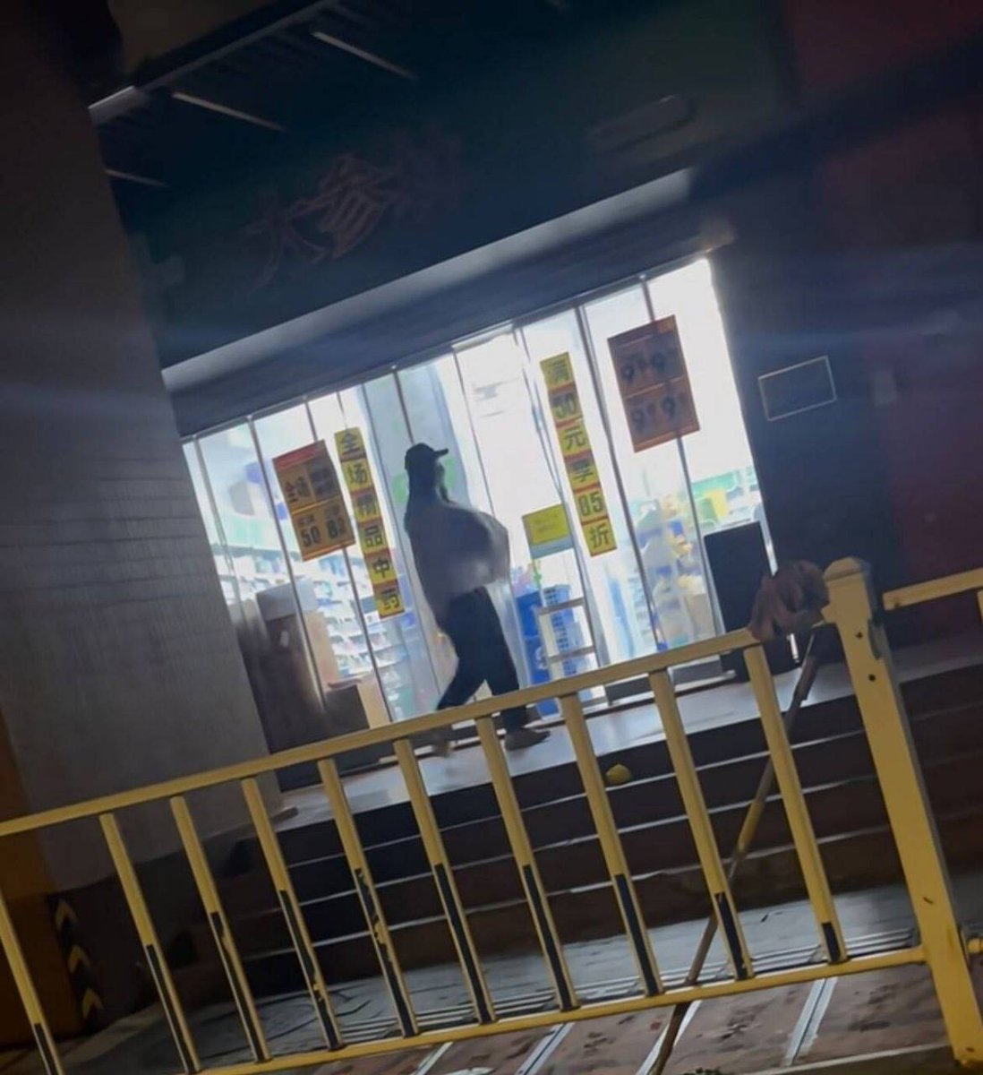 bbb12bb's tweet photo. 兄弟们晚上出门小心点，小心碰到大雷💣 https://t.co/rvWO9FlAxP