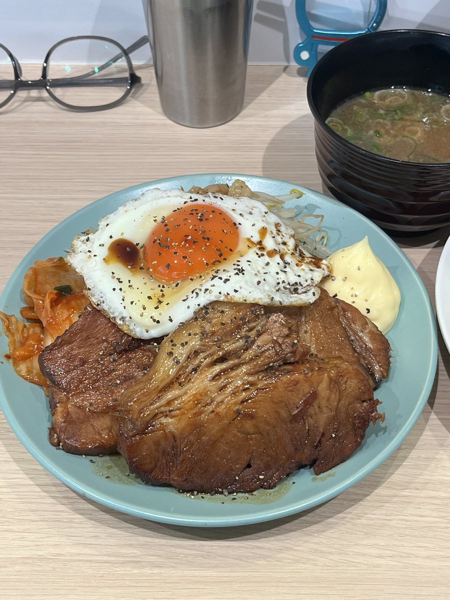 kamatamasmile's tweet photo. 今日の朝ご飯はRAMEN.R様

Rの朝定食〜チャーシューエッグ〜
目薬スペシャル
からしマヨ
アイスコーヒー
パスで豚マシ

あげ忘れてた🙄
この時間になってもお腹空かないのは
ある意味困るw
晩御飯どうしよう、、、🤔

ごちそうさまでした🎶
#RAMENR
#RAMEN_R https://t.co/3KeJiiFr2c