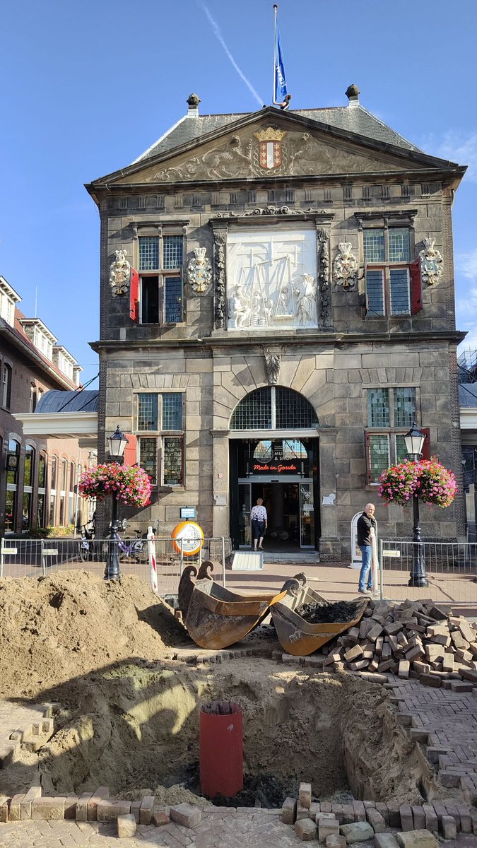 RaymondAarsman1's tweet photo. De voorbereiding voor het plaatsen van de koker van 2,5 meter voor #Gouda bij Kaarslicht op 11 september is begonnen voor de Goudse Waag.
En wordt begin december 2026 de Noorse kerstboom uit #Kongsberg uit Noorwegen geplaatst 🎄 #kerstmis #kerstboom https://t.co/q4RUG35XQJ https://t.co/irjzJhxETn