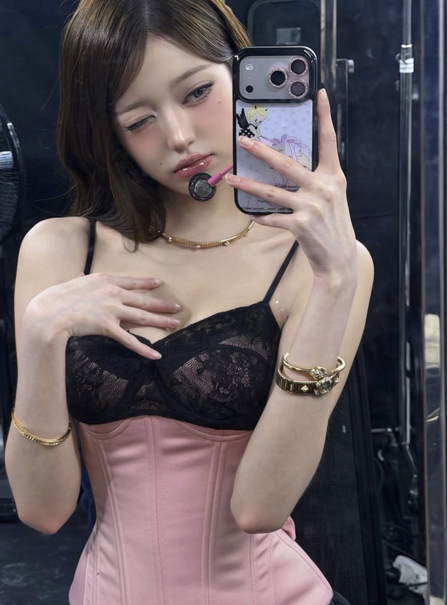 wonyoexe's tweet photo. she’s a hot girl and she knows it https://t.co/HclBq1HOrF