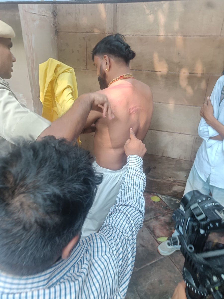 ajeetbharti's tweet photo. स्वतंत्र भारद्वाज के केस में पटियाला हाउस कोर्ट गए उनके समर्थकों पर कथित तौर पर भीम आर्मी के गुंडों ने लाठी-डंडों से आक्रमण किया। कुछ लड़कों को गंभीर चोटें आई हैं। यह वीडियो मुझे वहाँ उपस्थित किसी व्यक्ति ने भेजा है। 

यदि यही सब होता रहा, तो समाज को @BJP4India एक आंतरिक जातिगत संघर्ष में झोंक देगी क्योंकि भाजपा के मोदी एक्ट का बवासीर केवल झूठे केस बनाने तक सीमित नहीं रह गया है, अब इस तरह से सरेआम गुंडागर्दी होगी और सवर्ण पिटते रहेंगे।