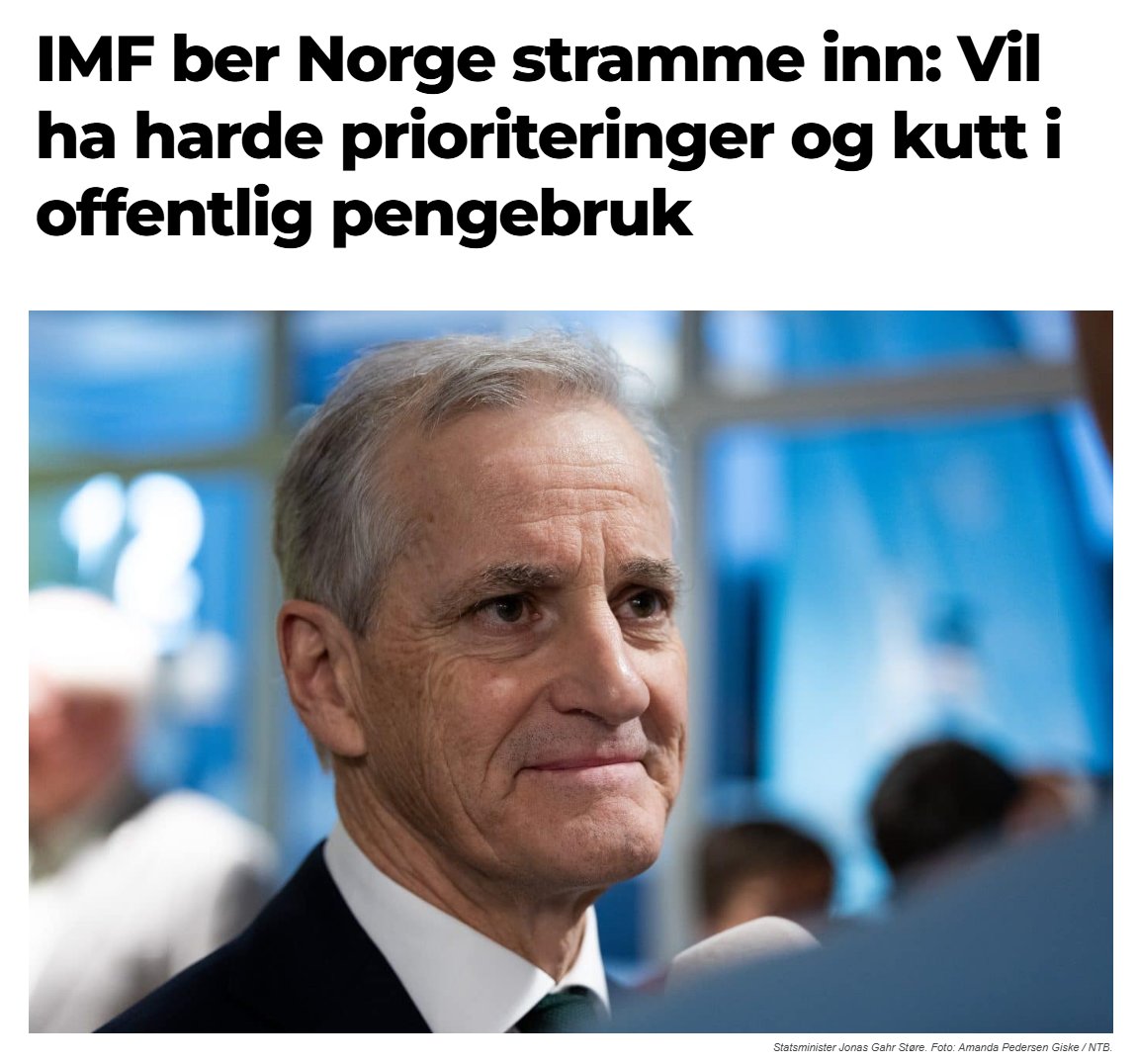 benjabrin's tweet photo. Det internasjonale valutafondet (IMF) har lagt frem sin årlige vurdering av norsk økonomi. De advarer om vedvarende høy prisvekst, høye renter og at regjeringens pengebruk øker inflasjonen.

Regjeringens egen pressemelding trekker på sin side kun frem det positive i eget arbeid. Der fremheves det at IMF mener norsk økonomi er «godt rustet» i en urolig verden med geopolitisk uro og handelspolitiske spenninger.

Fondet skriver riktignok at Norge møter den internasjonale uroen «fra en styrkeposisjon», men advarer samtidig om at vedvarende høy inflasjon og økonomiske sårbarheter gir «lite rom for feilgrep».

IMF venter at prisveksten fortsatt vil ligge på rundt 3 prosent ved utgangen av 2026, og først komme ned til inflasjonsmålet på 2 prosent mot slutten av 2028. Det forutsetter imidlertid en stram pengepolitikk, lavere lønnsvekst og at finanspolitikken ikke fortsetter å kunstig stimulere økonomien.

IMF advarer mot at rentene kan måtte holdes høye lenger dersom prispresset vedvarer eller regjeringen fortsetter med en ekspansiv finanspolitikk. De peker spesielt på statsbudsjettets utgifter, som de mener bør være mer nøytral og markedsrettet (mindre såkalt aktiv næringspolitikk, altså subsidiering).

Begrunnelsen er blant annet at høy offentlig pengebruk, spesielt fra oljepengebruk, stimulerer til inflasjon som bidrar til å holde prispresset oppe. Det gjør kampen mot prisveksten vanskeligere og vil tvinge Norges Bank til å holde rentene høye lenger.

IMF anbefaler regjeringen å prioritere hardere, effektivisere offentlig pengebruk og i større grad finansiere nye satsinger gjennom omprioriteringer fremfor økte offentlige utgifter.

Fondet mener samtidig Norge må få flere i arbeid og trekker særlig frem den økende bruken av langvarige helserelaterte ytelser blant unge. Det anbefales reformer av sykepenge- og uføreordningene, sterkere insentiver til å arbeide og bedre ordninger for å få personer tilbake i jobb.

På lengre sikt peker IMF på svak produktivitetsvekst, en aldrende befolkning og lavere vekst i petroleumssektoren som utfordringer for norsk økonomi.

Tror du Regjeringen kommer til å legge opp til strammere økonomistyring, kutt og effektivisering, slik det anbefales, eller vil behovet bli borte i høstens budsjettforhandlinger med Sp, Rødt, SV og MDG?