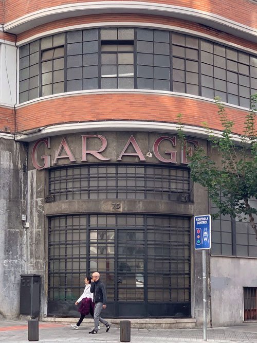 EspIndustrial's tweet photo. El edificio del Garaje San Mamés, proyectado en 1941, es un destacado ejemplo de racionalismo de Bilbao. Concebido como fábrica de calzado, acabó acogiendo talleres, garajes, gasolinera y viviendas. Actualmente está en marcha su rehabilitación https://t.co/MFwwF8K8mX