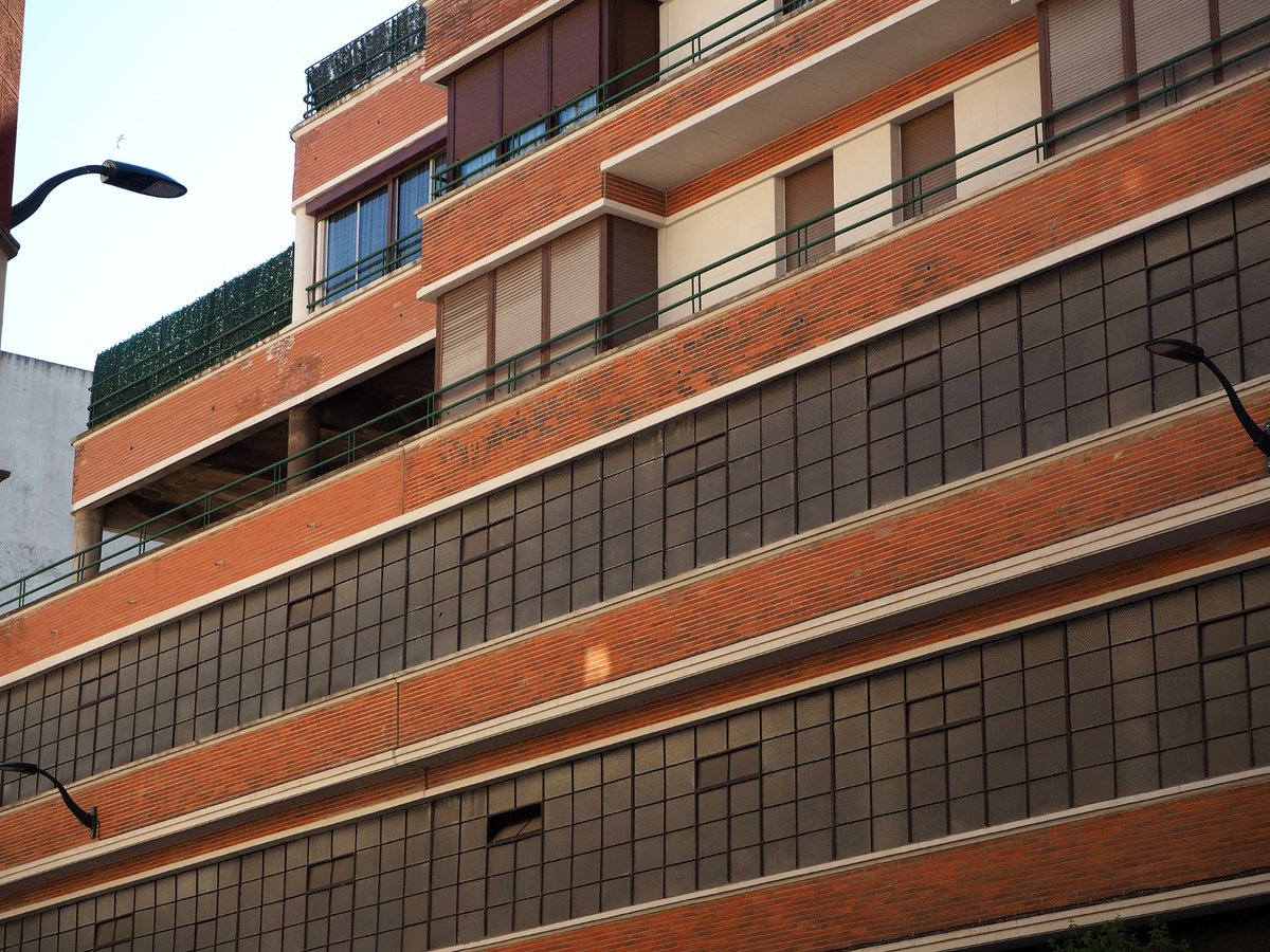 EspIndustrial's tweet photo. El edificio del Garaje San Mamés, proyectado en 1941, es un destacado ejemplo de racionalismo de Bilbao. Concebido como fábrica de calzado, acabó acogiendo talleres, garajes, gasolinera y viviendas. Actualmente está en marcha su rehabilitación https://t.co/MFwwF8K8mX