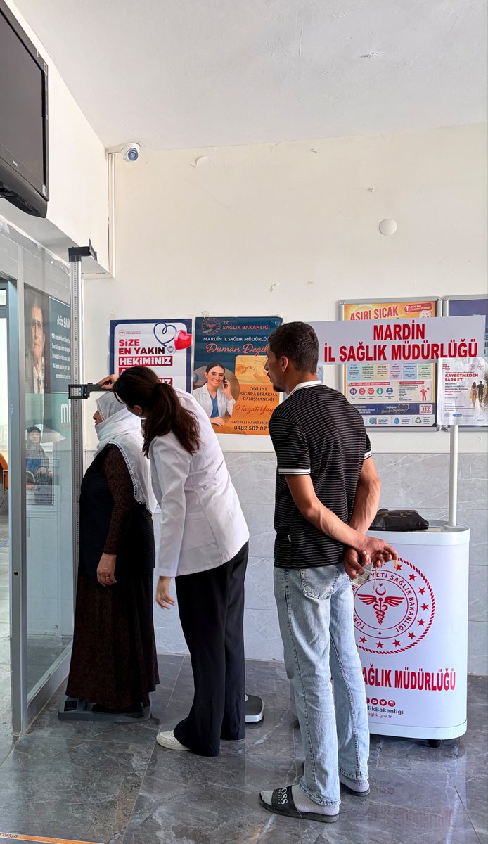 savurtsm1's tweet photo. Halk Sağlığı Haftası kapsamında “Sağlıklı Yaş Al Sağlıklı Kal” temasıyla hastanede stant kurularak farkındalık etkinliği gerçekleştirildi, ölçümler yapılıp broşürler dağıtıldı. #HalkSağlığıHaftası #SağlıklıYaşAlSağlıklıKal 
@mardinilsaglik @halksagligigm https://t.co/Flyz7PqrNZ