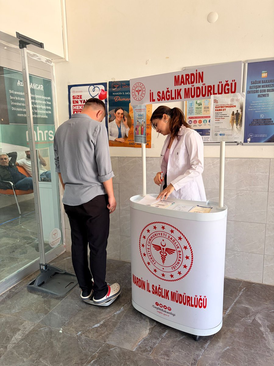 savurtsm1's tweet photo. Halk Sağlığı Haftası kapsamında “Sağlıklı Yaş Al Sağlıklı Kal” temasıyla hastanede stant kurularak farkındalık etkinliği gerçekleştirildi, ölçümler yapılıp broşürler dağıtıldı. #HalkSağlığıHaftası #SağlıklıYaşAlSağlıklıKal 
@mardinilsaglik @halksagligigm https://t.co/Flyz7PqrNZ