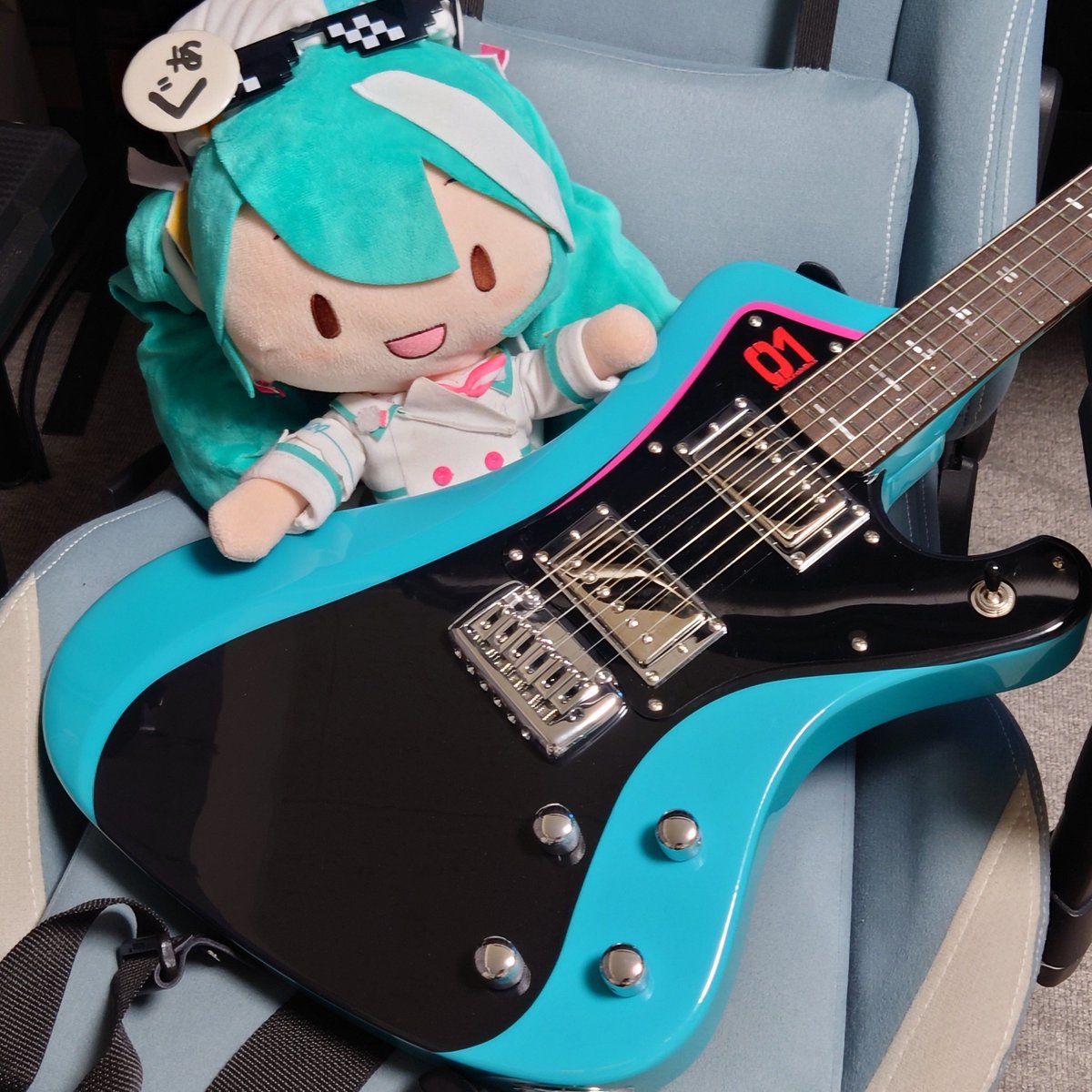 634THz's tweet photo. GRのミクギター買っちゃった...！！
6年前アンノウン・マザーグースでミクが使ったESPのギターと同じ形のやつだよ～
簡単なコードしかできないからぱれちゃそギター教えてくれー！ https://t.co/f5aSkZQoRk