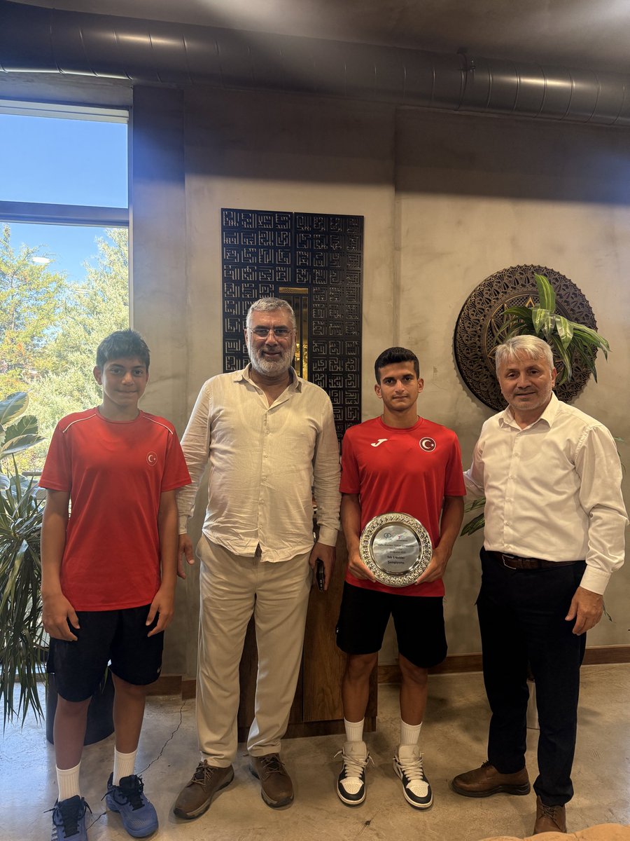 halilbulut61's tweet photo. 🏆🎾 EMİRHAN BULUT’TAN HARDLINE’A TEŞEKKÜR

Türkiye Şampiyonu Emirhan Bulut ile birlikte, sponsorumuz HARDLINE Kurucusu Sayın Kemal Taşhan’ı ziyaret ettik.
Emirhan’ın başarı yolculuğuna verdikleri desteklerden dolayı Sayın Kemal Taşhan’a ve HARDLINE ailesine teşekkür ediyoruz. https://t.co/OQl28xbHxQ