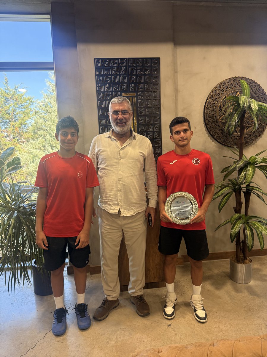 halilbulut61's tweet photo. 🏆🎾 EMİRHAN BULUT’TAN HARDLINE’A TEŞEKKÜR

Türkiye Şampiyonu Emirhan Bulut ile birlikte, sponsorumuz HARDLINE Kurucusu Sayın Kemal Taşhan’ı ziyaret ettik.
Emirhan’ın başarı yolculuğuna verdikleri desteklerden dolayı Sayın Kemal Taşhan’a ve HARDLINE ailesine teşekkür ediyoruz. https://t.co/OQl28xbHxQ