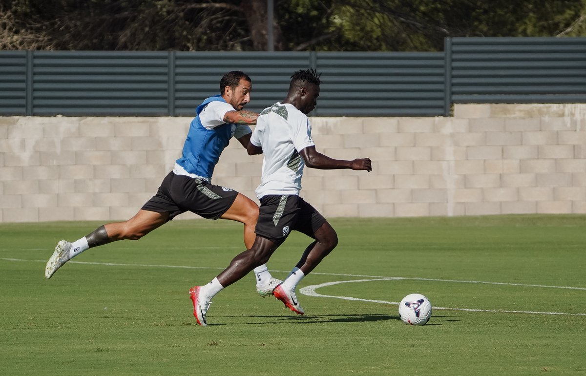 CDCastellon's tweet photo. 🔛 ¡No paramos!

🔥 Tras la victoria de ayer, el conjunto albinegro se ha ejercitado esta mañana en La Coma preparando el partido ante el @GironaFC 

#PPO👂 https://t.co/ZSCrJ0sM0p