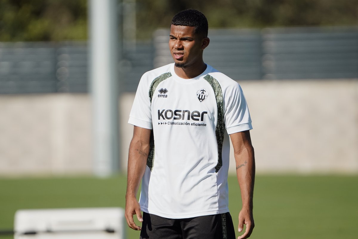 CDCastellon's tweet photo. 🔛 ¡No paramos!

🔥 Tras la victoria de ayer, el conjunto albinegro se ha ejercitado esta mañana en La Coma preparando el partido ante el @GironaFC 

#PPO👂 https://t.co/ZSCrJ0sM0p