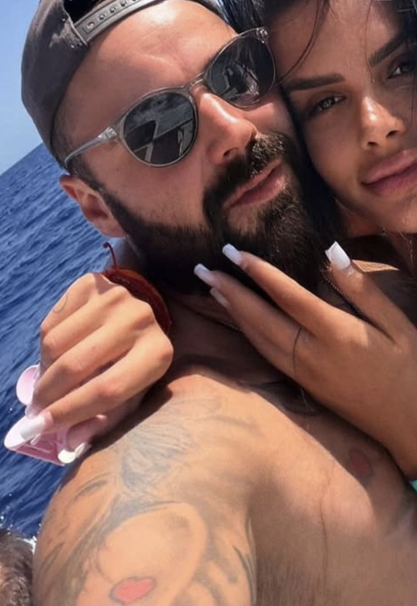nina_krunic's tweet photo. Joj koliko su odvratni ovi izrasli nokti 🤮 Mogu li fanovi Aniti da plate i manikir 😂 #caosvima https://t.co/ny5dLRSX5E