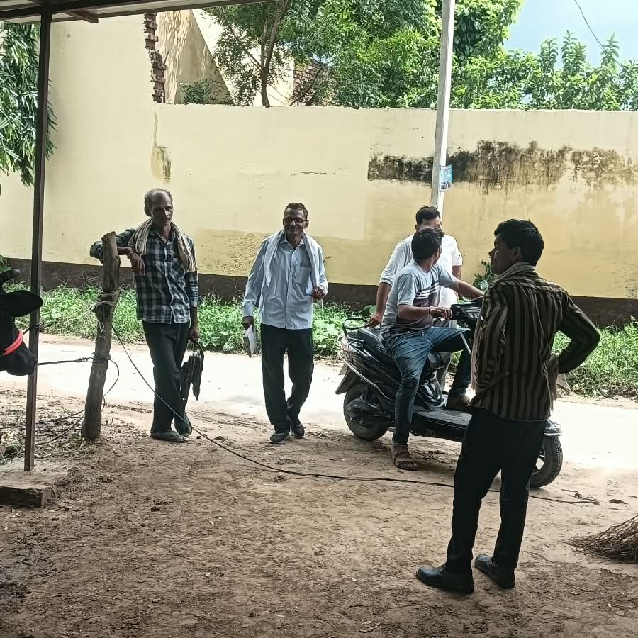 EDDSirsaganj's tweet photo. बकायेदार उपभोक्ताओं के घर-घर जाकर,  बिल का भुगतान शीघ्र करने हेतु सूचित/प्रेरित किया जा रहा है।
@UPPCLLKO
@MDDVVNL
@dvvnlagra
@dvvnlfirozabad https://t.co/7PaY86GEkr