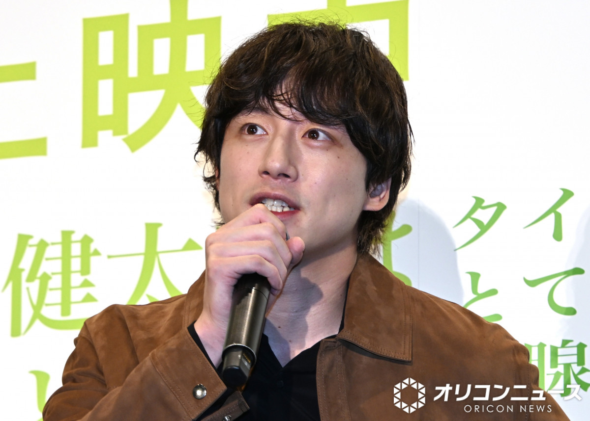 oricon's tweet photo. 坂口健太郎、結婚の電撃発表翌日に
イベント登場💍　祝福に会釈も✨️
https://t.co/9NLutQaIrh

 #映画私知ら @watashiramovie https://t.co/UsDgixSdFE
