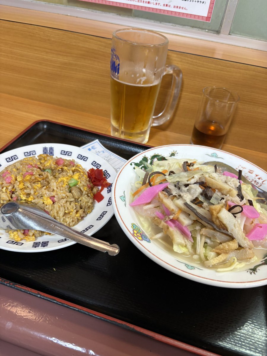 ziromati's tweet photo. 江戸びし
ちゃんぽんセットビール
長崎初上陸！ちゃんぽん爆食いのためとりあえず一軒。家族経営でほっこりするような店。
ちゃんぽんはスープの汁が少なめだが、ちゃんぽん特有の味にさまざまな旨みがある複雑な味わいでうまい。麺がめちゃくちゃ独特。かんすいの比率少ないのかな？ https://t.co/yunvrdJVUO
