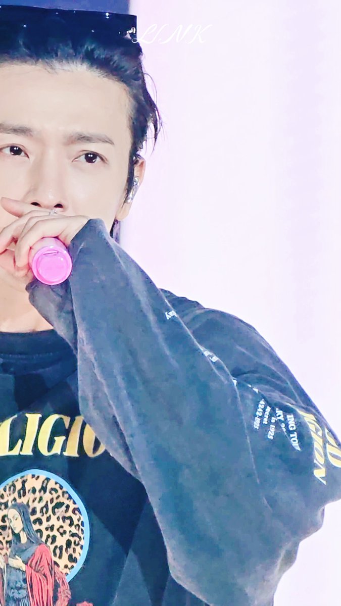 AURORA59651681's tweet photo. DONGHAE 1st ENCORE CONCERT [ALIVE] 
🍐
@donghae861015 
#동해 #DONGHAE #ALIVE_ENCORE https://t.co/Bv68pwCS3G