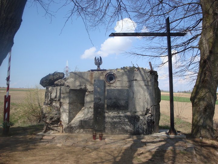 Jan34733995's tweet photo. 07.09.1939 r. - Kampania Wrześniowa:

Rozpoczyna się obrona Wizny.

Dowódcą był kapitan Władysław Raginis.

A Ty - Co byś zrobił mając 720 żołnierzy przeciwko 42 200 żołnierzom Wehrmachtu, 350 czołgom, 657 moździerzom i granatnikom oraz wsparciu lotniczemu Luftwaffe?

On walczył!

Jego zastępcą był porucznik Stanisław Brykalski - obaj podejmą nierówną walkę z niemiecką nawałą i obaj zginą.

Przejdą jednak do historii, wraz ze swoimi żołnierzami - tworząc "Polskie Termopile".

Trzy dni heroicznej walki.

"Przechodniu, powiedz Ojczyźnie, żeśmy walczyli do końca, spełniając swój obowiązek."

Dlatego jestem dumny, że jestem Polakiem! 

WIECZNA CHWAŁA BOHATEROM! 🇵🇱

@Wizna1939