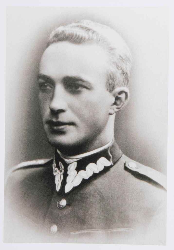 Jan34733995's tweet photo. 07.09.1939 r. - Kampania Wrześniowa:

Rozpoczyna się obrona Wizny.

Dowódcą był kapitan Władysław Raginis.

A Ty - Co byś zrobił mając 720 żołnierzy przeciwko 42 200 żołnierzom Wehrmachtu, 350 czołgom, 657 moździerzom i granatnikom oraz wsparciu lotniczemu Luftwaffe?

On walczył!

Jego zastępcą był porucznik Stanisław Brykalski - obaj podejmą nierówną walkę z niemiecką nawałą i obaj zginą.

Przejdą jednak do historii, wraz ze swoimi żołnierzami - tworząc "Polskie Termopile".

Trzy dni heroicznej walki.

"Przechodniu, powiedz Ojczyźnie, żeśmy walczyli do końca, spełniając swój obowiązek."

Dlatego jestem dumny, że jestem Polakiem! 

WIECZNA CHWAŁA BOHATEROM! 🇵🇱

@Wizna1939