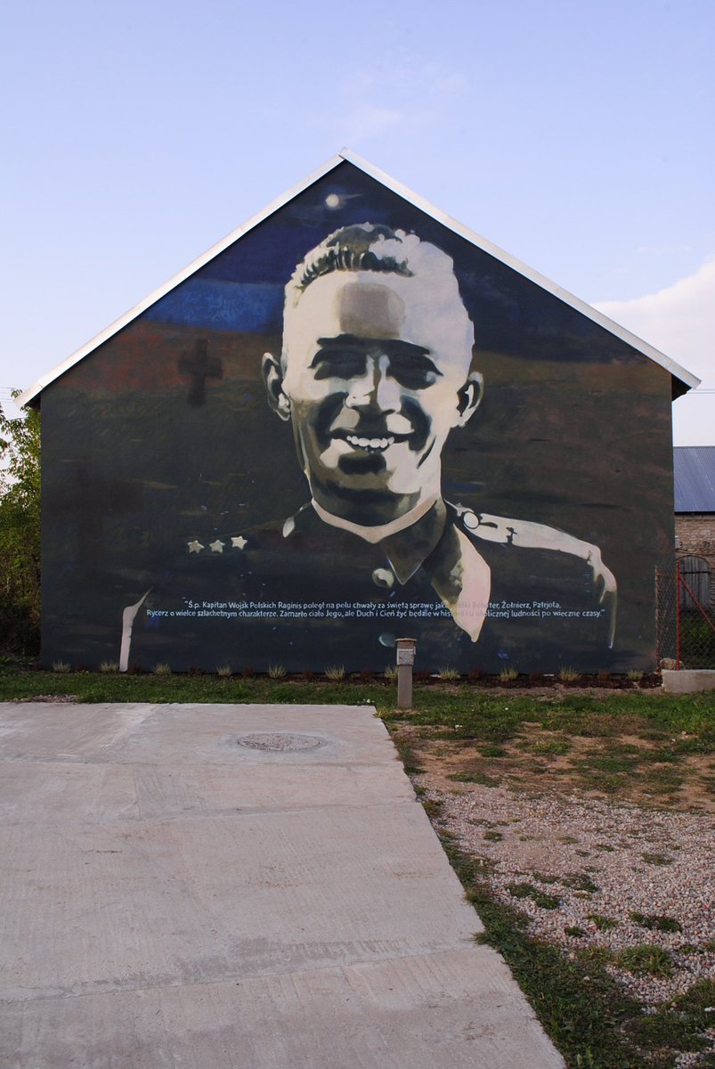 Jan34733995's tweet photo. 07.09.1939 r. - Kampania Wrześniowa:

Rozpoczyna się obrona Wizny.

Dowódcą był kapitan Władysław Raginis.

A Ty - Co byś zrobił mając 720 żołnierzy przeciwko 42 200 żołnierzom Wehrmachtu, 350 czołgom, 657 moździerzom i granatnikom oraz wsparciu lotniczemu Luftwaffe?

On walczył!

Jego zastępcą był porucznik Stanisław Brykalski - obaj podejmą nierówną walkę z niemiecką nawałą i obaj zginą.

Przejdą jednak do historii, wraz ze swoimi żołnierzami - tworząc "Polskie Termopile".

Trzy dni heroicznej walki.

"Przechodniu, powiedz Ojczyźnie, żeśmy walczyli do końca, spełniając swój obowiązek."

Dlatego jestem dumny, że jestem Polakiem! 

WIECZNA CHWAŁA BOHATEROM! 🇵🇱

@Wizna1939