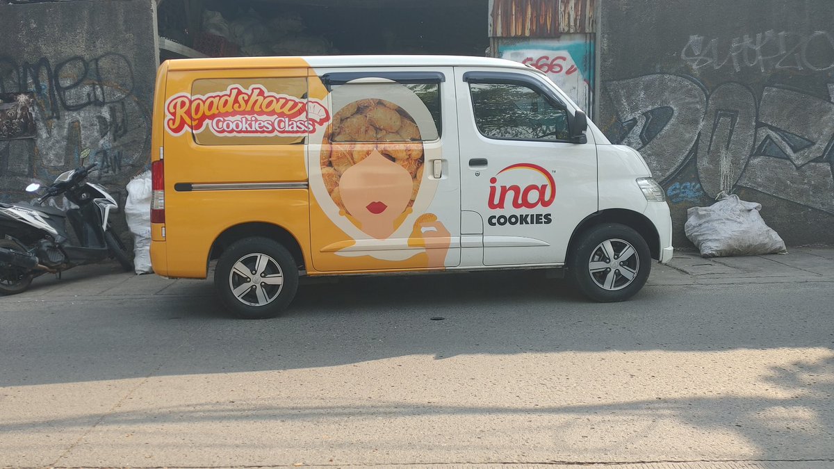 Arif_7262's tweet photo. found this while I'm omw home
will you get into the white van if it has 'ina cookies' on it?
why is it parked at scrap yard tho

 #TAKOTIME https://t.co/VpefpWcr21