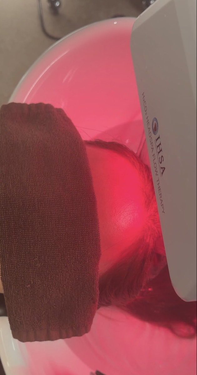 yaseru_hanako's tweet photo. 韓国で美容施術後にHEADSPA Sの90分プレミアムヒーリングヘッドスパ行ってきたんだけど、スコープで頭皮見せてもらえるの新��すぎたし、憧れてた滝も体験できた。
首肩リンパまでほぐしてもらったら美容施術の腫れも引いて顔スッキリでびっくりなんだが！
@headspa__s https://t.co/bw3OYjMJ5B