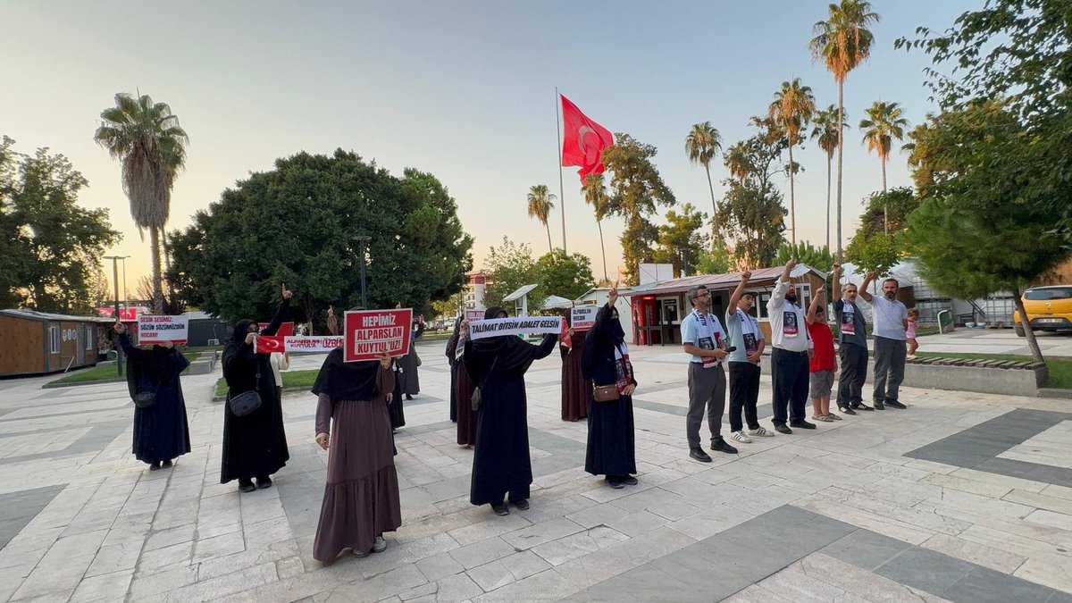 omerhakseven2's tweet photo. Osmaniye'de basın açıklaması yaptıkları için 2'si kadın toplam 6 kişiye bu sabah Terörle Mücadele şubesi tarafından şafak operasyonu düzenlendi.

Aldığımız bilgiye göre gözaltında olanlardan birinin işyerine silahlı polislerle baskın yapılmış. Hocalarına özgürlük isteyen kişiler hakkında terörist algısı oluşturulmaya mı çalışılıyor? 

"Suçu ve suçluyu övme" suçlamasıyla TEM'in ne alakası var? Kaldı ki ortada suç da yok suçlu da. Bu suçun oluşabilmesi için kesinleşmiş mahkeme kararının bulunması gerekir. Henüz soruşturma sürecindeyken suçlu damgası vurulmaya mı çalışılıyor?

Türkiye'nin birçok şehrinde bu basın açıklamaları yapılıyor. Osmaniye'de neden böyle bir muamele var? Furkan Gönüllülerinin geçmiş yıllarda benzer olaylardan toplamda 136 beraati bulunuyor. Bu Türkiye tarihinde görülmemiş bir olaydır. Buna rağmen gözaltına alma ve anayasal hakkın engellenmesinde neden bu kadar ısrar ediliyor?