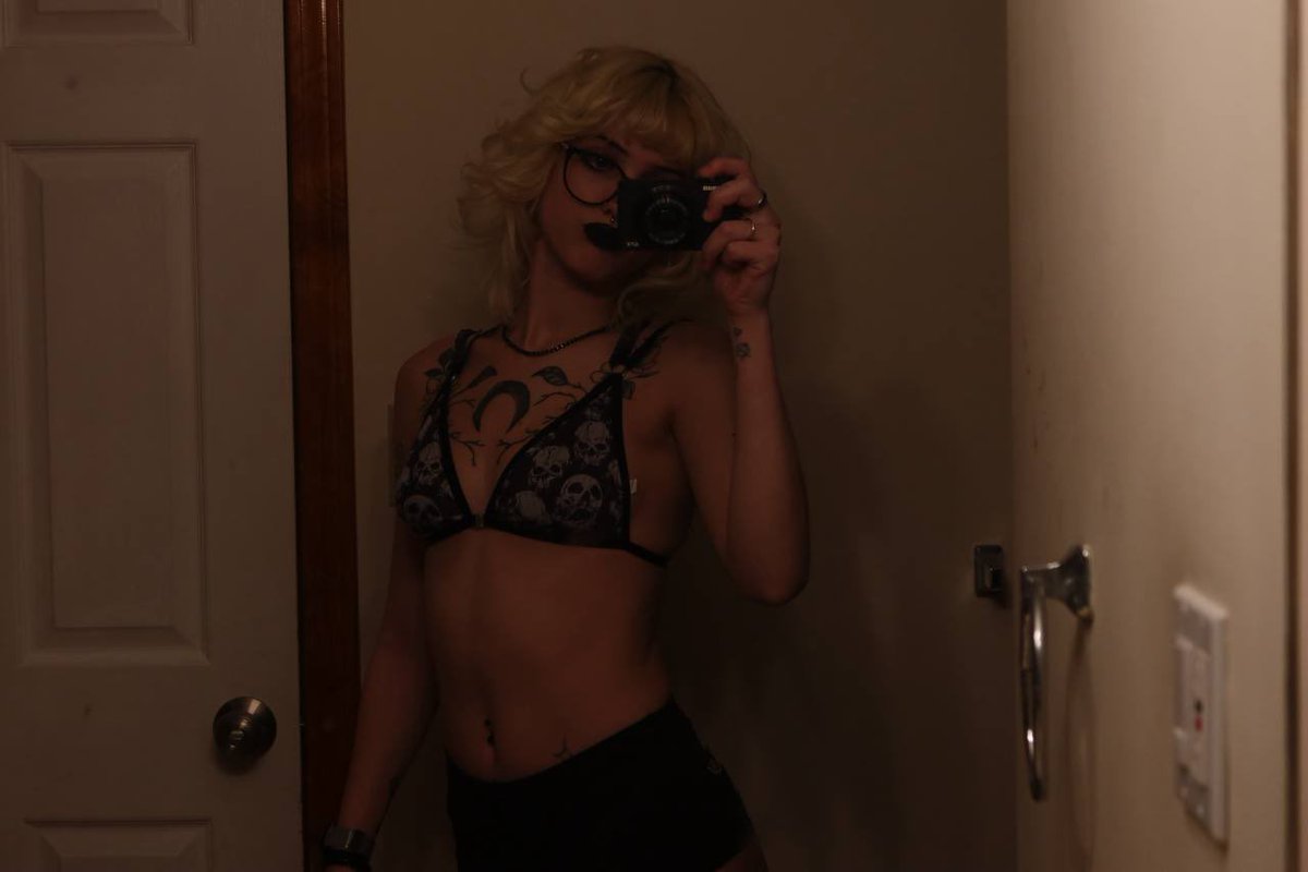 amaravoidstar's tweet photo. I take selfies like someone’s gonna frame them one day 🖼️ https://t.co/D6YiuVjNNe