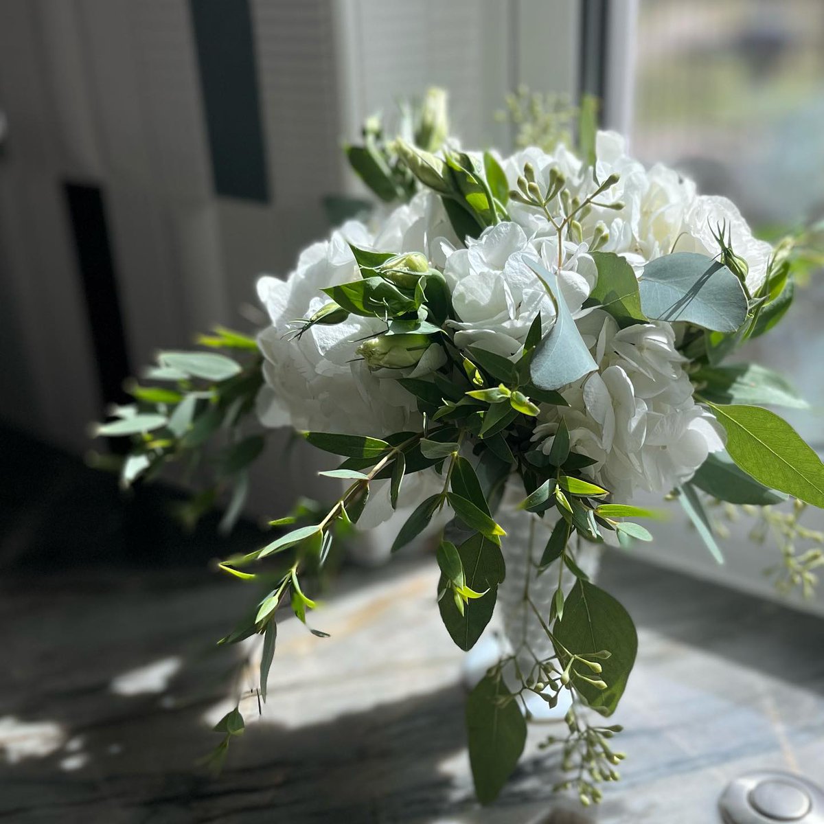 xivannfx's tweet photo. Monday window-sill flowers, no reason needed. Fill your home with fresh blooms whenever you can. Even a small arrangement can bring nature’s health benefits indoors. https://t.co/sxY3wRj3b9