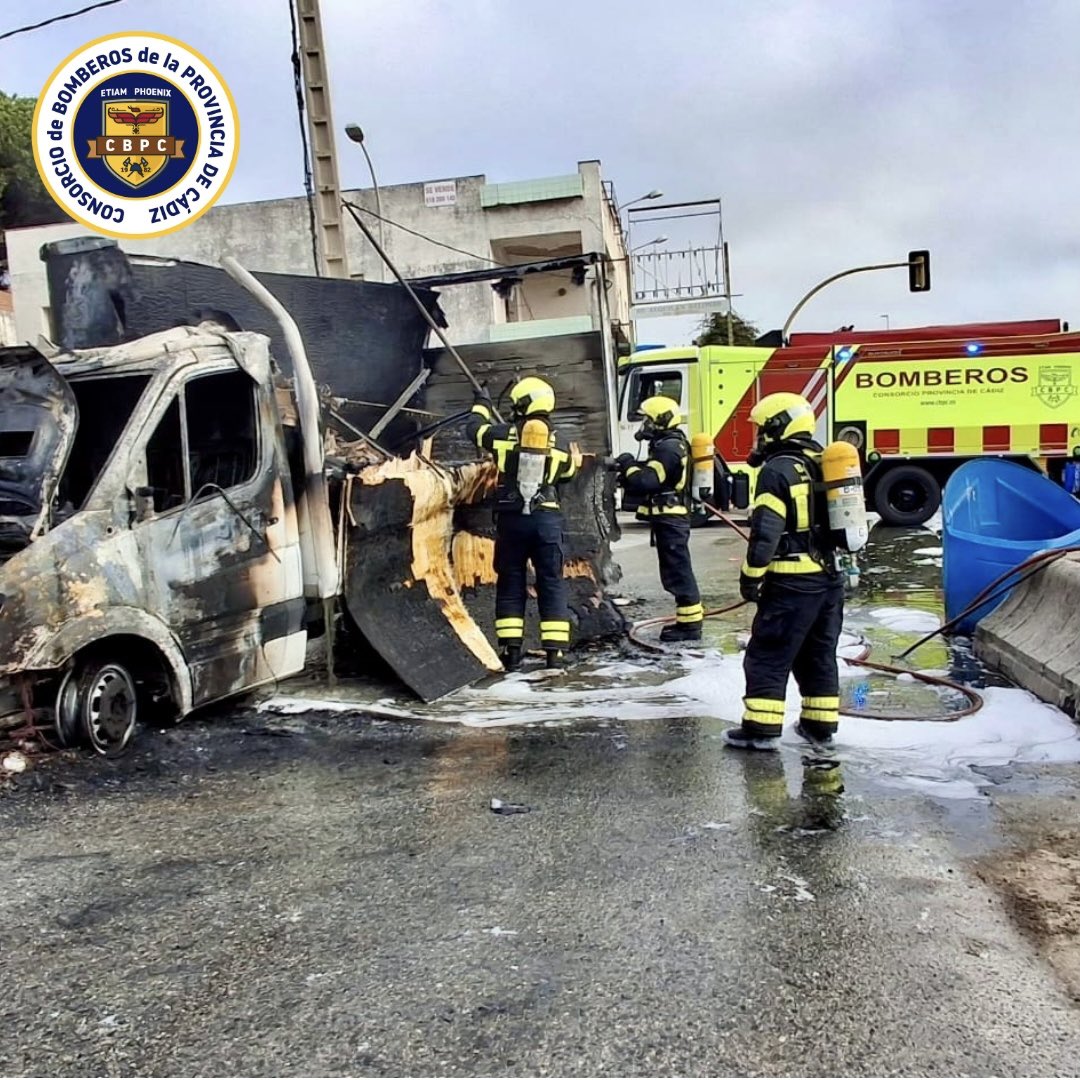BomberosCbpc's tweet photo. 🗓️07/09/26 ⏰9h-11h

Salida del parque de #Algeciras para extinguir el incendio de un pequeño camión en la A-7, frente a la Jefatura de Policía Local
El vehículo queda calcinado
Sin daños personales

Medios empleados:
🧑🏼‍🚒6 efectivos
🚒3 vehículos: P-33, N-17 y U-44

#CBPC https://t.co/8ZbNpEvBt9