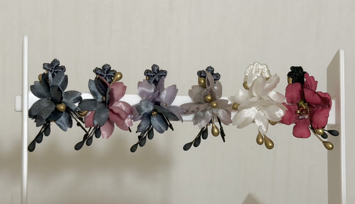 syachideal's tweet photo. お花ミニクリップ出来ました！
chicoさんの制服シリーズのイメージに合う感じで組んでみました🪄✨
後で着用写真撮ります〜 https://t.co/zyxDEbJ76d