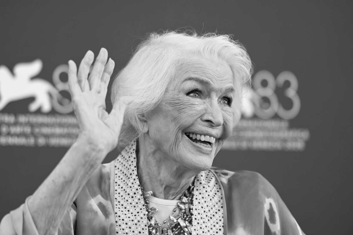 la_Biennale's tweet photo. #BiennaleCinema2026 A star takes centre stage at #Venezia83: #EllenBurstyn 🌟 At 2:30 pm, the extraordinary actress will receive the Golden Lion for Lifetime Achievement in the Sala Grande. The ceremony will be followed by the #OutOfCompetition screening of #FleshImpact, the short film directed by #MaggieGyllenhaal, President of the #Competition International Jury, in which Burstyn delivers a striking and wholly unexpected portrait of #MarilynMonroe. Don’t miss the live broadcast → https://t.co/ETy5bzQKou
