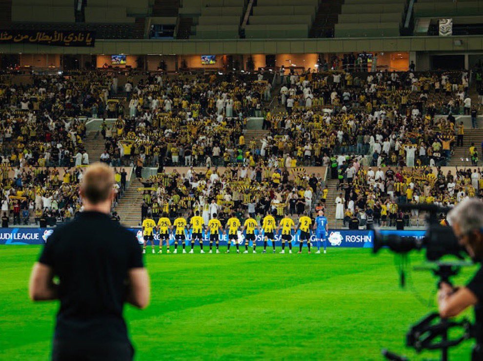 Mti115's tweet photo. منذ البداية وضع ينز فيسينغ ثقته في جمهور #الاتحاد، واليوم جاء دور المدرج ليردها حضورًا ودعمًا يليق بما يقدمه الفريق هذا الموسم ..

الثلاثاء موعدنا.. والـ60 ألف مطلب 💛🖤
#لأجل_الكيان_٦٠الف_الثلاثاء https://t.co/6tcTMmlRs0
