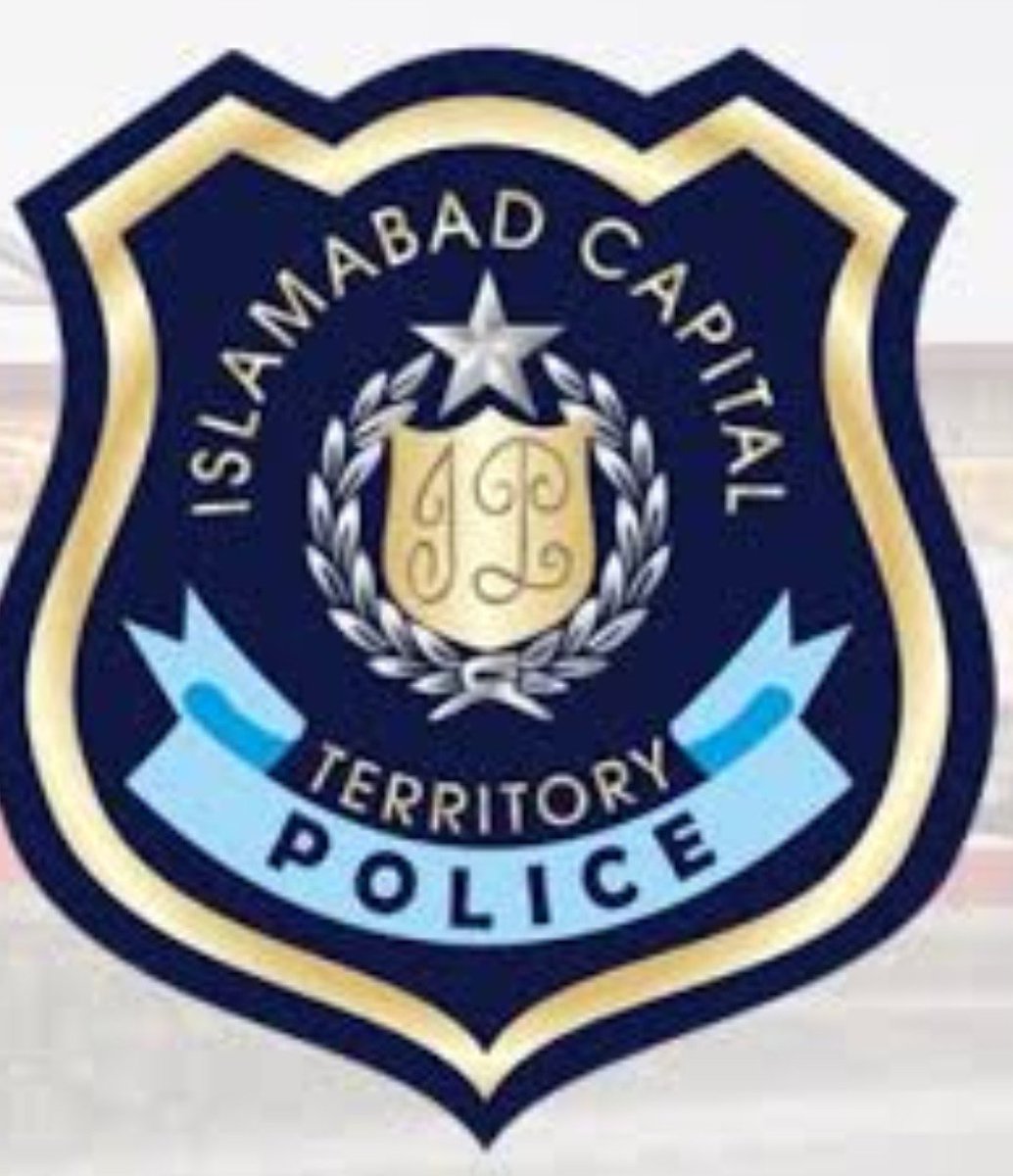 abbasHQahmed's tweet photo. اسلام آباد: @ICT_Police اپنی ہی ماتحت خاتون پولیس افسر کو انصاف نہ دے سکی
ایس ایس پی آپریشنز، ڈی آئی جی آپریشنز، ڈی آئی جی ہیڈکوارٹرز اور سب سے بڑے باس آئی جی اسلام آباد—کندھوں پر چمکتے چاند ستارے، پروٹوکول اور گارڈز کی گھن گرج سے ایسے لگتا ہے جیسے زمینی خدا ہوں، مگر حقیقت یہ ہے کہ ایک ماتحت خاتون کو بھی انصاف نہیں دے سکے۔ جب اپنے ہی اہلکار کو انصاف نہیں مل سکتا تو عام شہری کس سے انصاف کی امید رکھے؟ معلومات کے مطابق معاملہ ایک ایسے میڈیا شخص کی مبینہ مداخلت کے باعث رکا ہوا ہے جس کے بارے میں خود مختلف غیر قانونی/ممنوعہ کاروباری سرگرمیوں سے وابستہ ہونے کے الزامات زیرِ گردش ہیں۔ اگر یہ درست ہے تو سوال یہ ہے کہ چند فون کالز اور میڈیا کے نام کا دباؤ پولیس کے افسران سے زیادہ طاقتور کیسے ہوگیا؟ میں بطور میڈیا پرسن ہمیشہ سمجھتا ہوں کہ اگر میری کال کسی غلط شخص کے حق میں ہو تو مجھے بھی الٹا لٹکا دینا چاہیے۔ نہ میں کسی سے ماہانہ لیتا ہوں، نہ شیشہ کیفے یا مساج سینٹر کا کاروبار کرتا ہوں، نہ کبھی چکلا رپورٹنگ کی میرا کام صرف کمزور کی آواز بننا ہے۔اگر کوئی میڈیا کارڈ کی آڑ میں کسی خاتون پولیس افسر کو یہ دھمکی دے کہ "تمہیں دیکھ لوں گا، تمہارا جینا حرام کر دوں گا" اور پولیس کے بڑے افسر بھی اس شخص سے دب جائیں، تو پھر وردی، عہدے اور اختیارات کا کیا فائدہ؟

جناب #IG اسلام آباد #AliNasirRizvi ایک خاتون ماتحت کو انصاف دے کر ثابت کریں کہ اسلام آباد پولیس میں وردی طاقتور ہے، کسی بااثر شخص کا فون نہیں۔
@MohsinnaqviC42  @CMShehbaz  @PakPMO