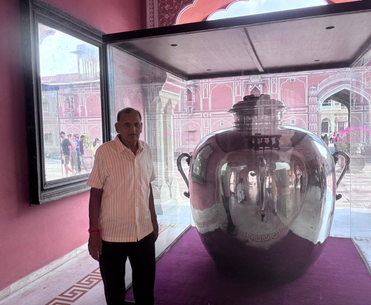 Magicianslal's tweet photo. गिनीज़ बुक ऑफ़ रिकॉर्ड में दर्ज़ है सिटी पैलेस (जयपुर) में रखे चांदी के विशाल कलश 

1902 में एडवर्ड सप्तम के राजतिलक समारोह में जाने के लिए सवाई माधोसिंह द्वितीय ने चांदी धातु से दो विशाल कलश निर्मित करवाए 
इनमे गंगाजल भरकर ले जाया गया था.. https://t.co/2E9vvvlQMh
