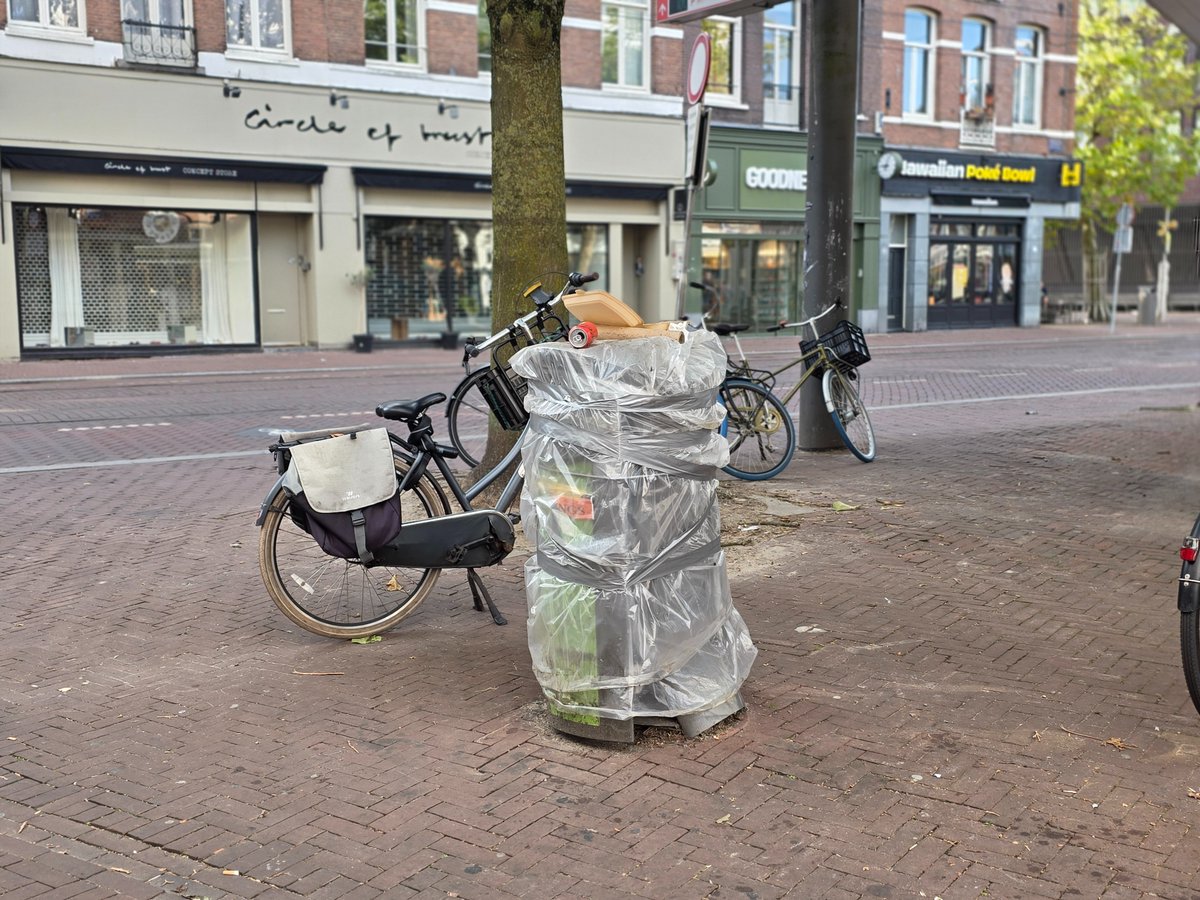 BenhetzatFemke's tweet photo. Hoi Femke en Lian, nu jullie de schuld van de problematiek omtrent afval en rotzooi op straat bij iedereen neerleggen behalve bij jullie zelf lijkt het mij tijd om aan te tonen dat jullie er bijzonder weinig aan doen om het probleem opgelost te krijgen. Wat is dit voor oplossing? https://t.co/MjheaoORut