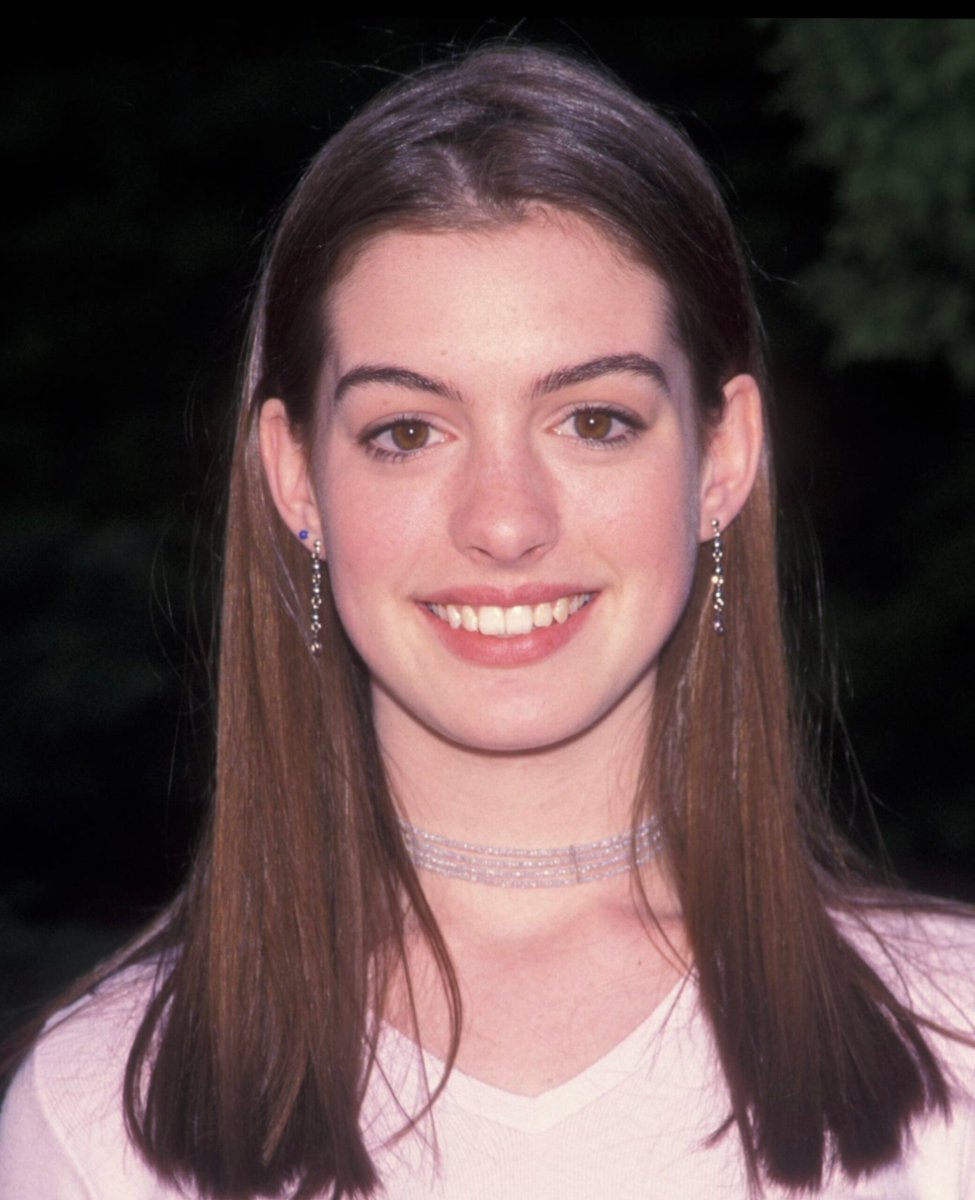 Eliravx1's tweet photo. Why does Hollywood always try to change innocent actresses?

16 years old                           27 years old https://t.co/eKOebOZPdV