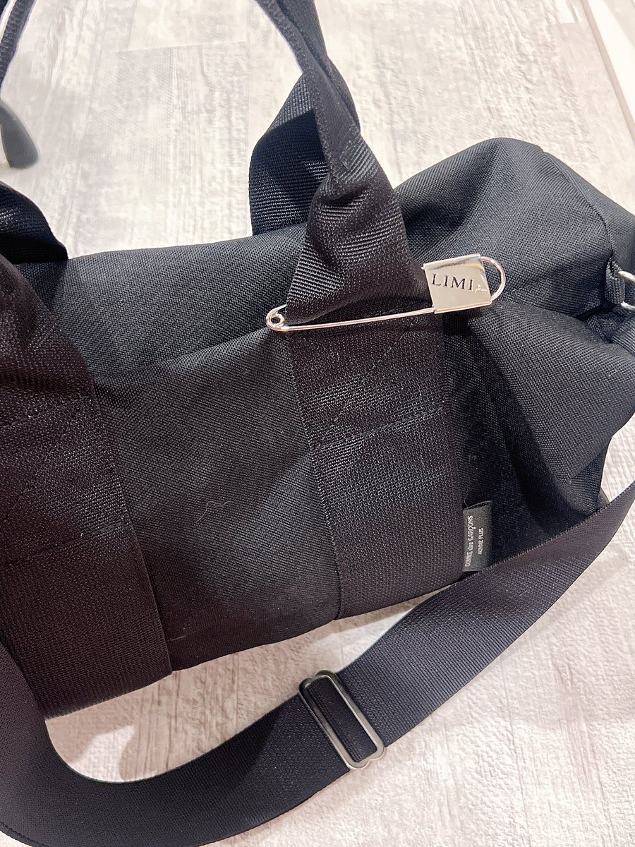 nyabeo1202's tweet photo. 関西住みには青山限定の安ピンがなかなか買う機会がないのでLIMI feuの安ピンで代用。邪道だけどプリュスのボストンに付けた/•᷅•᷄\୭ https://t.co/oBELSHRyLl
