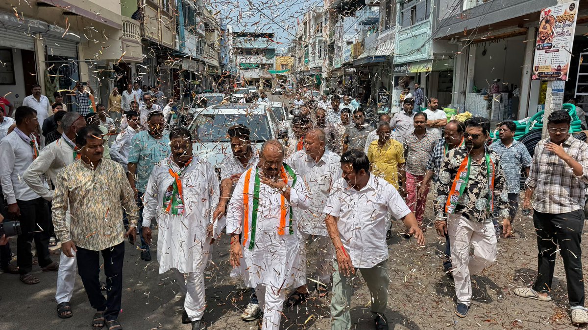 PrahladGunjal's tweet photo. नगर पालिका रामगंजमंडी के वार्ड 10,11,12,13, 14,15,39 में जनसंपर्क कर नुक्कड़ सभाएं की और अनर्गल बात करने वाले मदन दिलावर को चुनौती दी कि तुम 3 साल से मंत्री एवं 8 साल विधायक  और 12 साल से स्पीकर एवं सांसद हैं, जनता की अदालत में दोनों अपने काम-काज का हिसाब लेकर अजाए!... https://t.co/8UAK2nUtIT