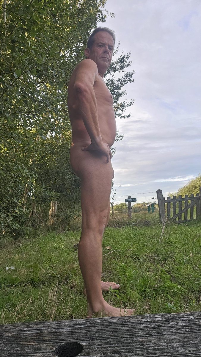 importfries71's tweet photo. Zo lekker naakt buiten. https://t.co/7F0kWQ0ISu