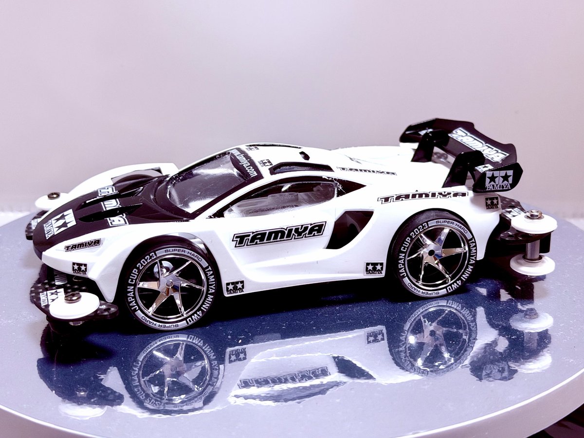 cB70CLXFeEzFZpu's tweet photo. 【モノトーン・スペシャル】

実車感を極めるため白黒でスタイリッシュにまとめました！ フェスタジョーヌをベースに、低く構えたシルエットがお気に入りです。足元はメッキホイールで引き締め、隙のないレーシングスタイルに仕上げました！ #コジデレ #オープン部門モデラーズ #ミニ四駆 https://t.co/RK37pXFBbq