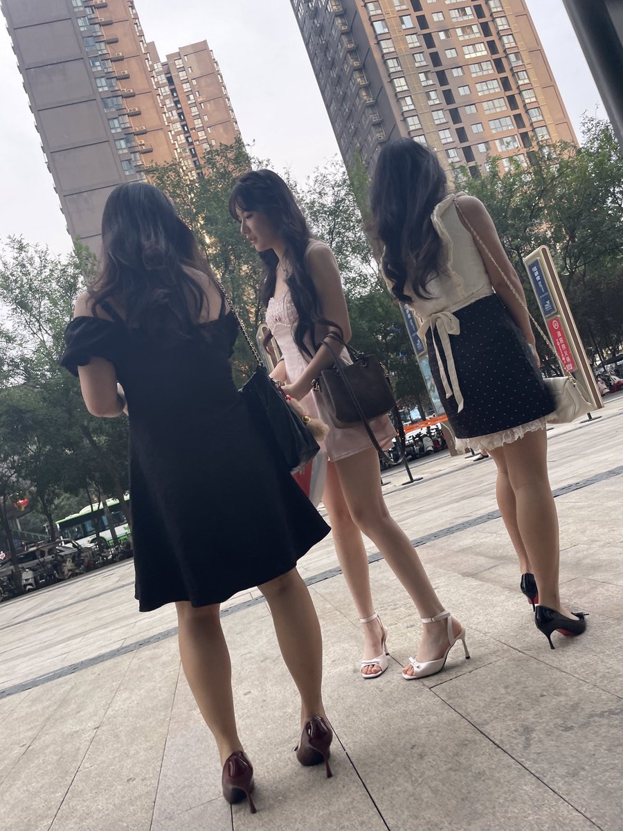 liveoldJoe's tweet photo. 怎么选？
#人妻 
#淫妻 
#尾随 https://t.co/yeKnhSpKKD