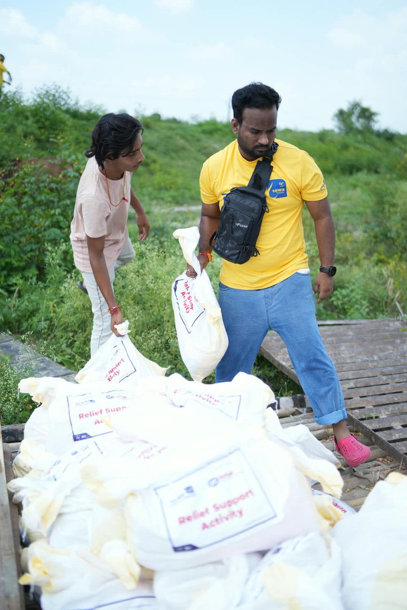 Sewa_Intl's tweet photo. When floods take away homes and livelihoods, timely support becomes a lifeline.

Sewa International reached flood-affected families across the When floods take away homes and livelihoods, timely support becomes a lifeline.

Sewa International reached flood-affected families across the Supaul & Saharsa Districts (Kosi Region), Bihar region with essential relief support. A total of 560 families received 1,120 ration and relief kits, helping them meet their immediate needs during this difficult time.

Every kit delivered is a reminder that no family has to face this journey alone.

#SewaInternational #BiharFloods #ReliefSupport #FloodRelief #Kosi #Saharsa #DisasterRelief