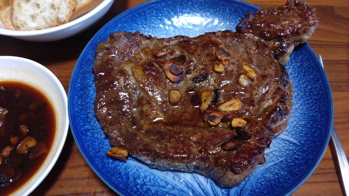 dongurikick's tweet photo. 豆腐を買いにスーパー行ったんですが、お安い500gステーキ肉見ちゃったので植物性タンパク質は明日だ！ https://t.co/JktTf11fKm