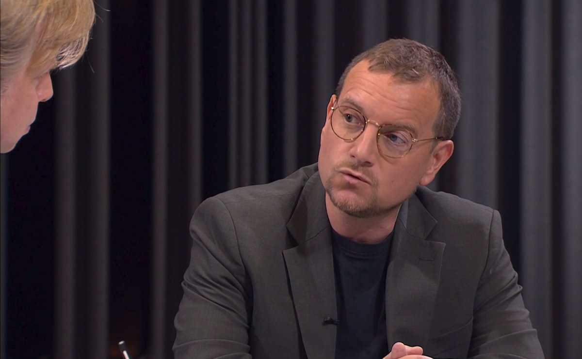 AnderssonMikkel's tweet photo. Medvirkede i Verdenssituationen med Clement på DR1 sammen med Troels Heeger og Ditte Brasso, hvor vi talte om europæisk politik i lyset af AfDs valgsejr i Sachsen-Anhalt.

I udsendelsen nævner jeg et indlæg, jeg skrev efter Macrons valgsejr i 2017, hvor begejstringen over, at Le Pen "kun" fik 17 procent var enorm. 

Min pointe er, at det var at lukke øjnene for en indlysende megatrend, som vi ser udspillet over det meste af Europa, hvor partier på det vi kan kalde den nye højrefløj, støt og roligt vokser sig stadig stærkere, fordi store dele af de europæiske vælgere indvandringspolitisk ligger markant længere til højre for den politiske midte, der ikke enten ikke kan eller vil adressere de grundlæggende og åbenlyse problemer relateret til asyl- og migrationspolitik, som Europa har praktiseret den de sidste 4-5 årtier.

I dag ser vi så AfD få 43 pct i Sachsen-Anhalt og nationale meningsmålinger på omkring 30 procent, mens Le Pen måles som favorit til det kommende præsidentvalg. 

Nedenfor et uddrag af det, jeg skrev om Macrons sejr for snart 10 år siden (link til både udsendelsen og indlægget er i kommentarene):

"Blandt de mere EU-begejstrede på både højre og venstrefløj bliver nederlaget til Le Pen fejret som en monumental sejr. EU-præsident Donald Tusk lykønskede på Twitter, helt symptomatisk, franskmændene med »valget af frihed, lighed og broderskab over de falske nyheders tyranni.«

Holdningen synes at være, at borgerne er holdt op med at opføre sig som skøre, så alle nu kan vende tilbage til business as usual.

Men den eneste grund til, at man i ramme alvor fejrer et resultat, hvor Front National fik mere end hver tredje franske stemme, er, at man i lyset af Trump og Brexit frygtede, at det umulige ville ske igen.

Reelt er valget mest af alt er en indikation på en klar tendens: At Europas næststørste land roligt, men støt, bevæger sig i en antiglobalistisk retning og mod en mulig EU-exit samt en nationalistisk statsleder, der ideologisk er tættere på Moskva end Bruxelles på en række punkter.

Er man optimist, kan man selvfølgelig godt satse på, at et EU, der i store træk fortsætter business as usual, på en eller anden måde vil opnå større opbakning fra franskmændene.

Eller at den indvandringsskepsis, der formåede at gøre Front Nationals kandidat til en reel præsidentmulighed, vil blive mindre.

Selvfølgelig vil ingen af delene ske. EU viser ingen tegn på at ville slække på ambitionerne om en stadigt tættere og mere overstatslig union trods de advarselslamper, som både Brexit og Le Pen burde have tændt.

Med Macron vil der heller ikke ske grundlæggende forandringer i Frankrigs indvandringspolitik, tilstrømningen vil fortsætte og i forvejen enorme problemer med lovløse og radikaliserede forstæder vil vokse."