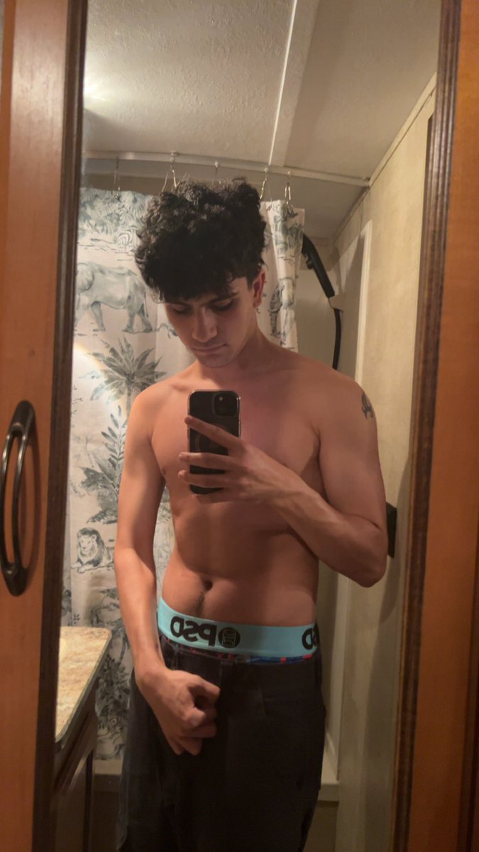 Abeln4l9's tweet photo. Who tryna trade on snap?? HMU?? https://t.co/LqOiACz8eA